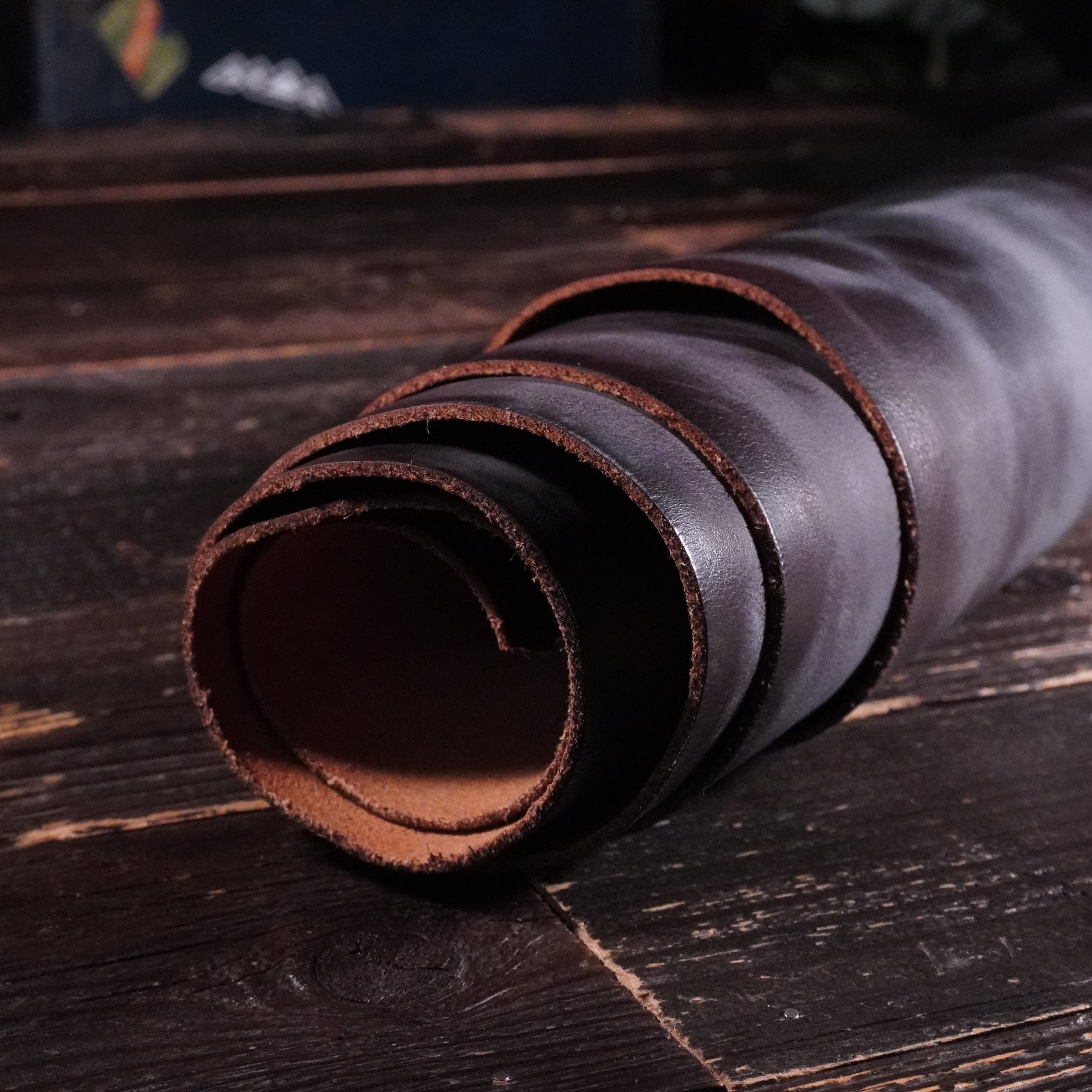 Horween - Dark Brown Bloomed Bracked Nº.20