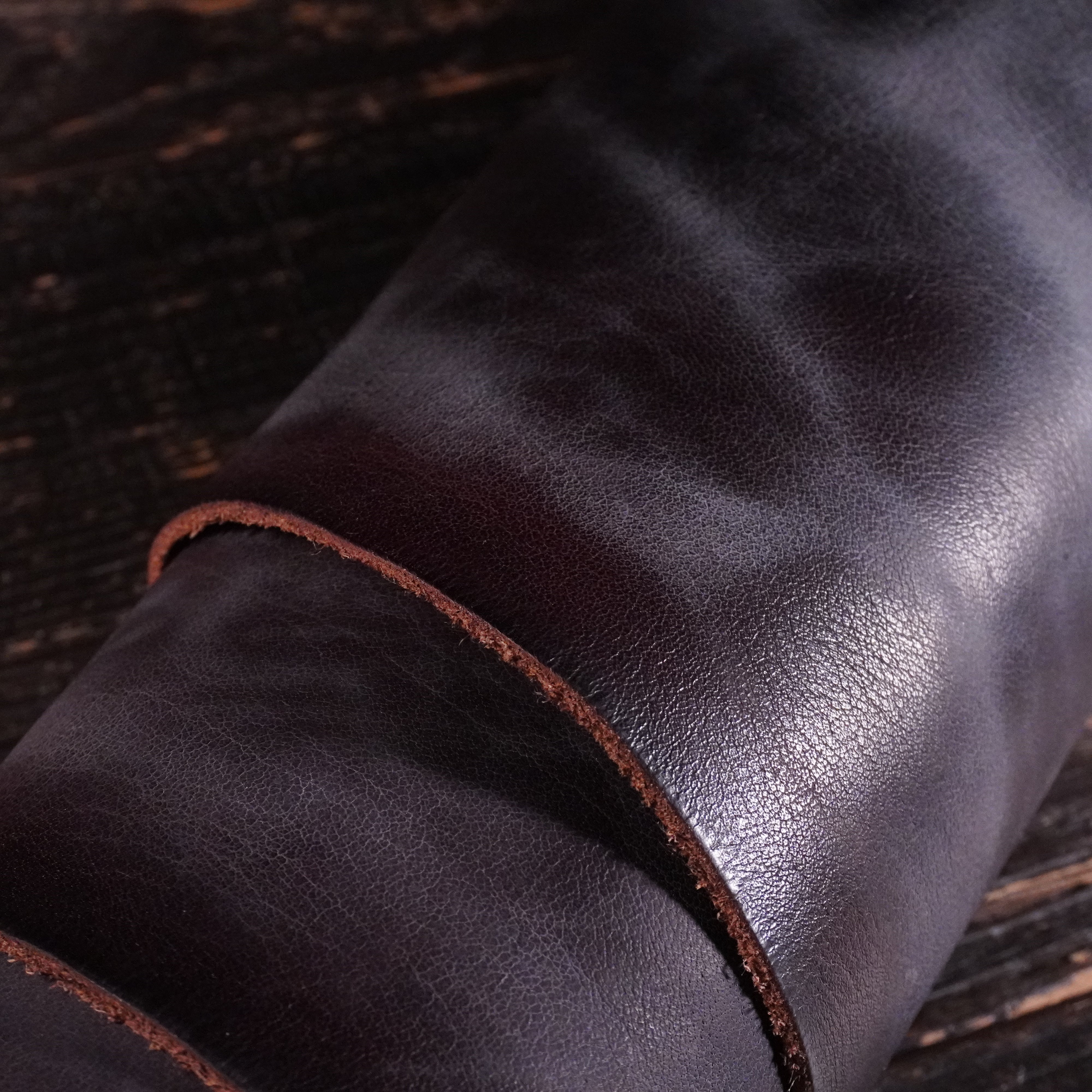 Horween - Dark Brown Bloomed Bracked Nº.20