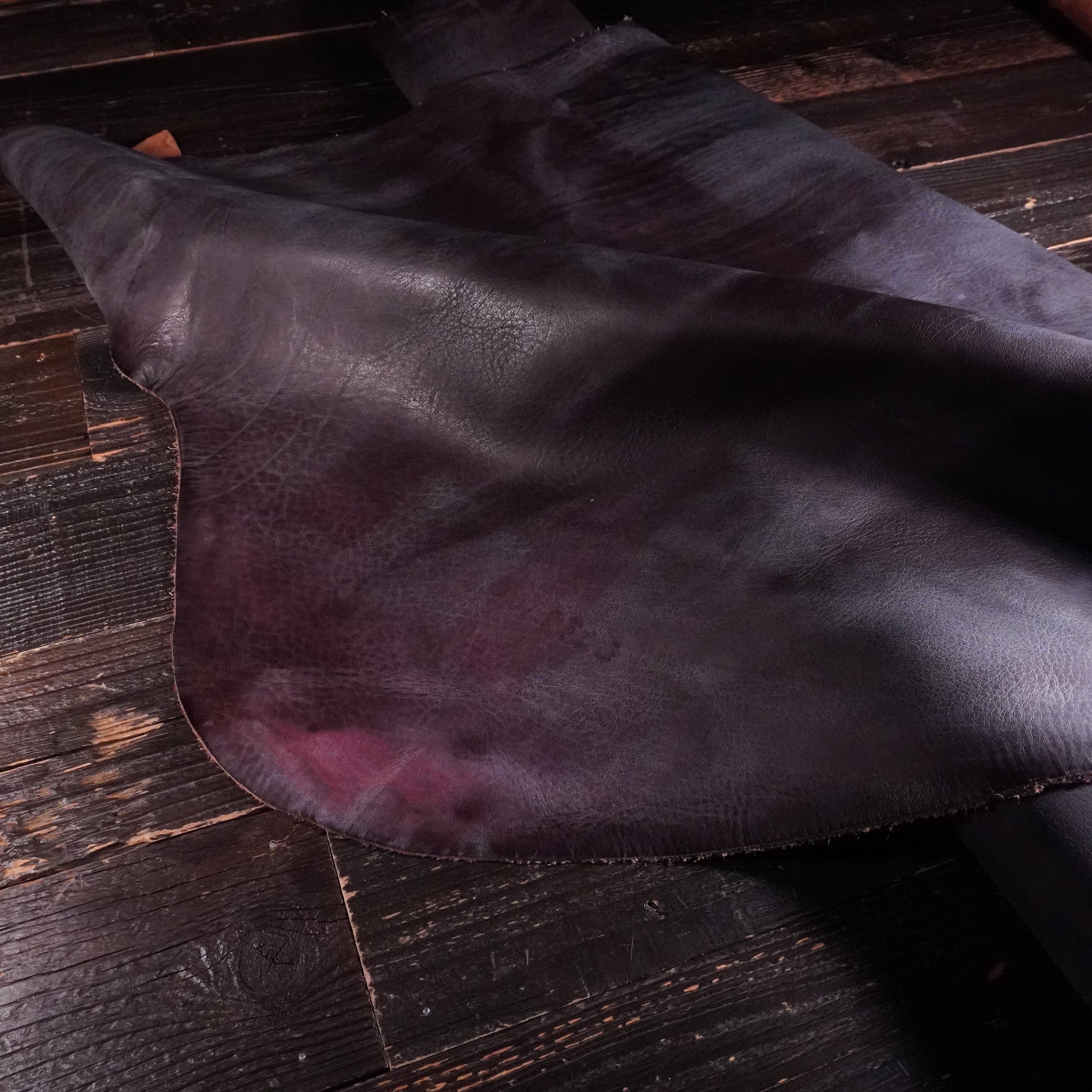 Horween - Dark Brown Bloomed Bracked Nº.20